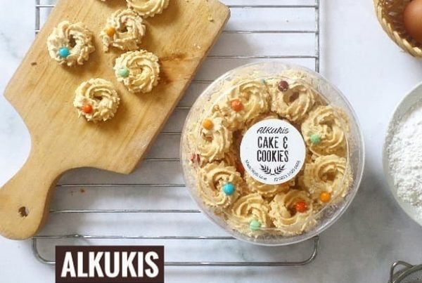 Stiker label kue semprit merek alkukis pada kemasan kue lebaran bentuk bulat dengan desain monokrom premium