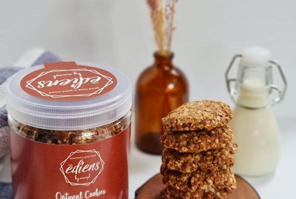 Stiker label oatmeal cookies merek ediens model segel dan persegi warna maroon minimalis kekinian