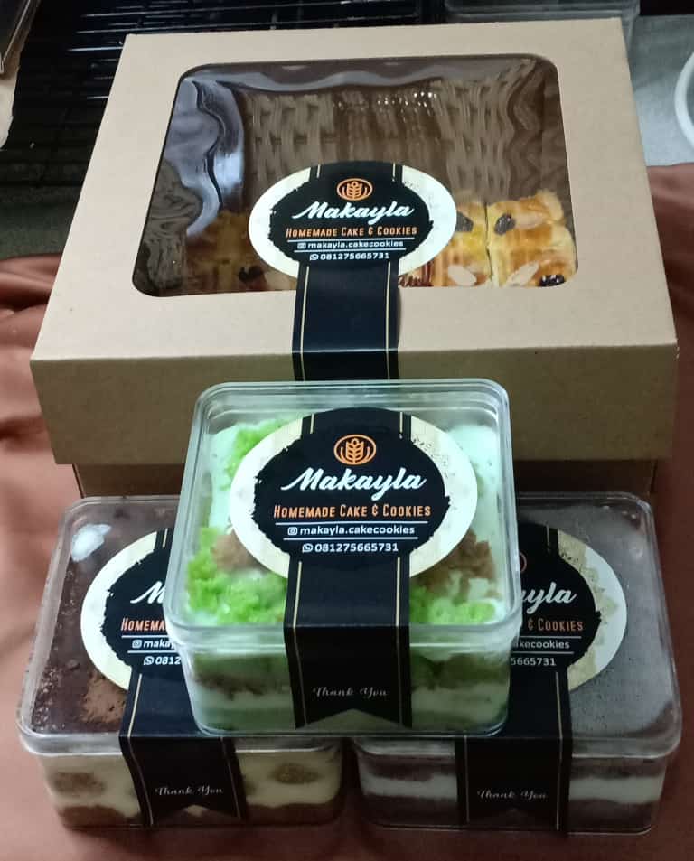 Desain seal premium stiker segel box makanan merek Makayla dengan bahan vinyl anti air
