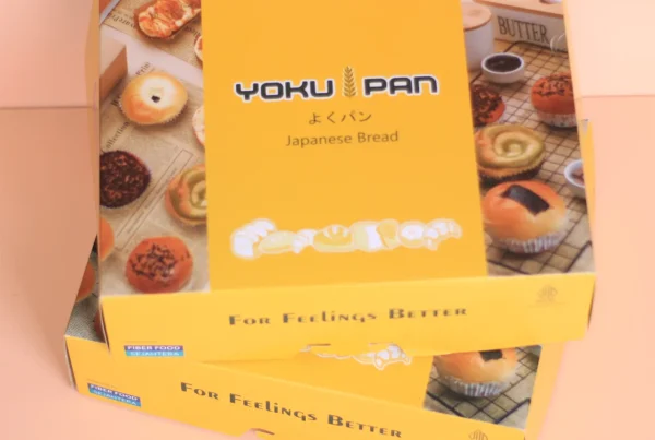 Box kemasan bakery ukuran 28x22x8 merek yokupan bakery dengan bahan duplex 400 gr dan desain kuning premium