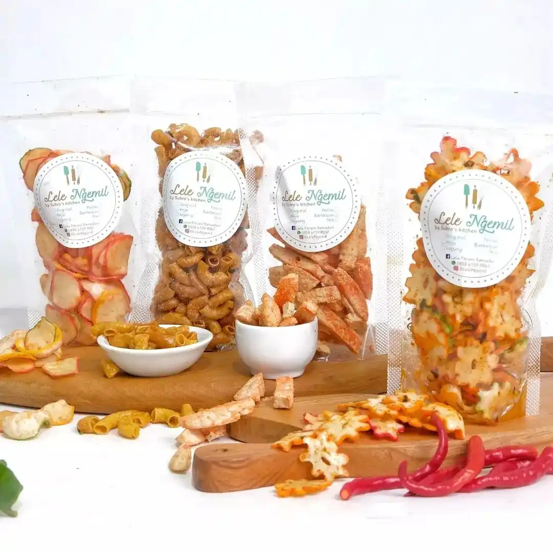 Pouch plastik bening berisi aneka makaroni dan kerupuk renyah berhias Label stiker Cikarang bulat putih nan memikat