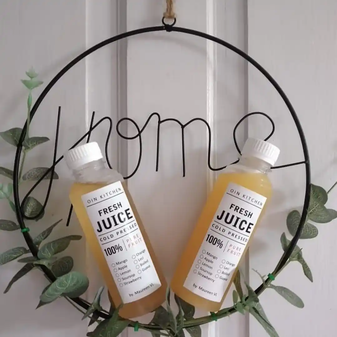 Cetak label Serang putih teks hitam membalut botol bening bertutup putih berisi jus buah segar kuning cerah memikat