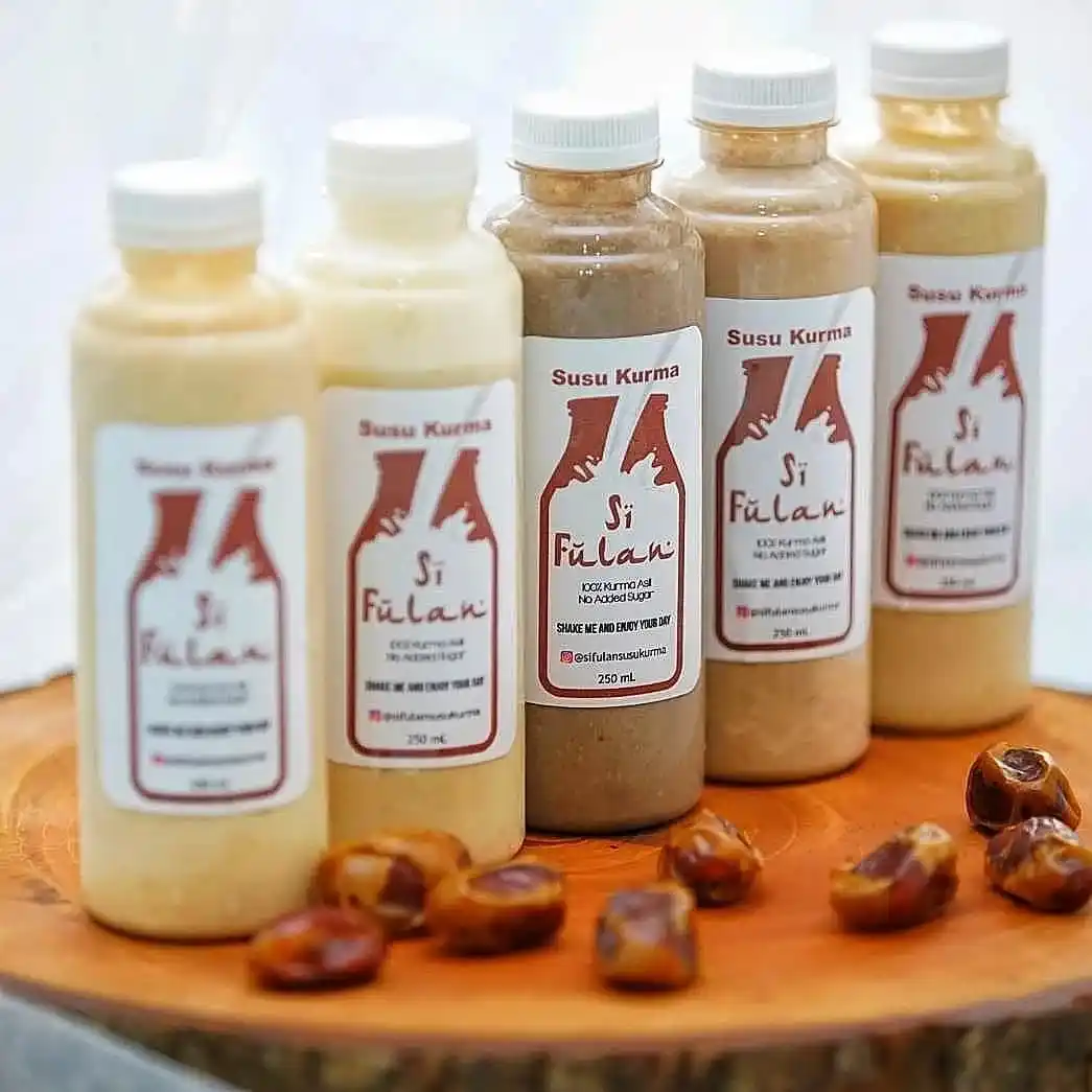 Cetak stiker Jakarta botol berjajar permukaan halus menempel rapi warna kontras mudah diraba memberi kesan higienis profesional