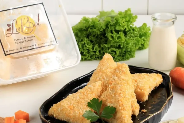 Label Jakarta transparan dengan desain bernuansa kuning untuk kemasan makanan siap saji
