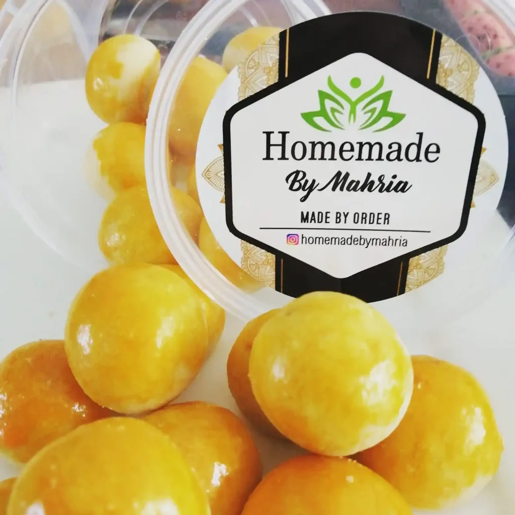 Label Tangerang stiker putih hitam rapi pada wadah bening kue kering bulat kuning emas memberi kesan manis hangat rumahan