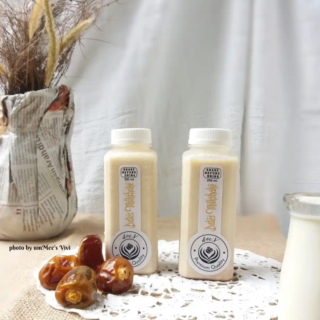 Labels Tangerang Selatan untuk botol minuman susu stiker putih memanjang menempel rapi botol kotak menampilkan teks jelas kesan bersih segar profesional