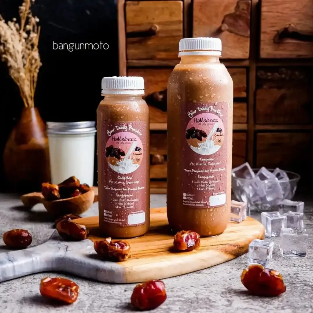 Sticker Serang label botol minuman cokelat desain hangat ilustrasi kurma dan susu tampak segar menggoda untuk kemasan lezat