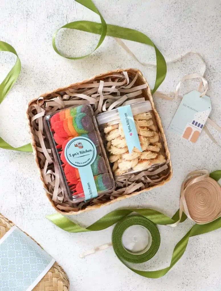 contoh stiker kue kering model memanjang (seal) yang ditempel pada toples hampers, memberikan kesan premium untuk stiker kuker, roti dan bakery