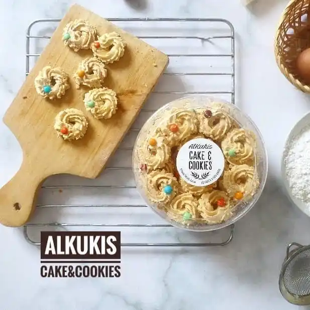 cetak stiker label kue kering kekinian dengan desain monokrom dan minimalis untuk kemasan toples plastik