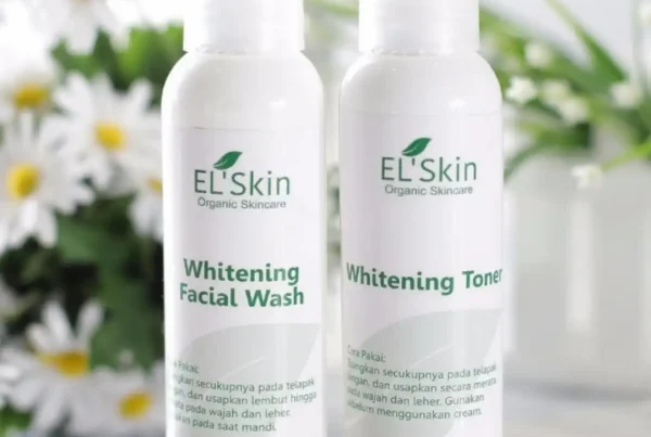Stiker label serum wajah menghiasi dua botol silinder putih produk perawatan kulit dengan teks hijau dan sehelai daun